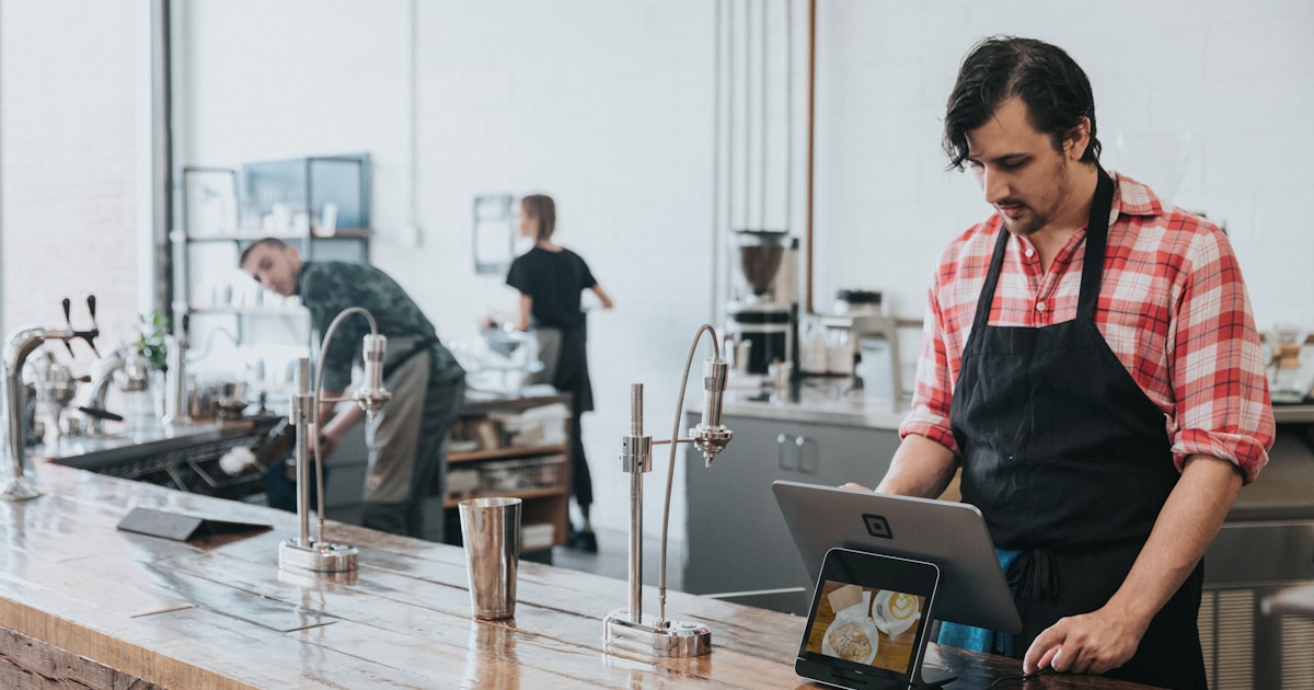 Ecommerce checkout screen showing Tabby pay-in-4 option alongside credit card payment in AED