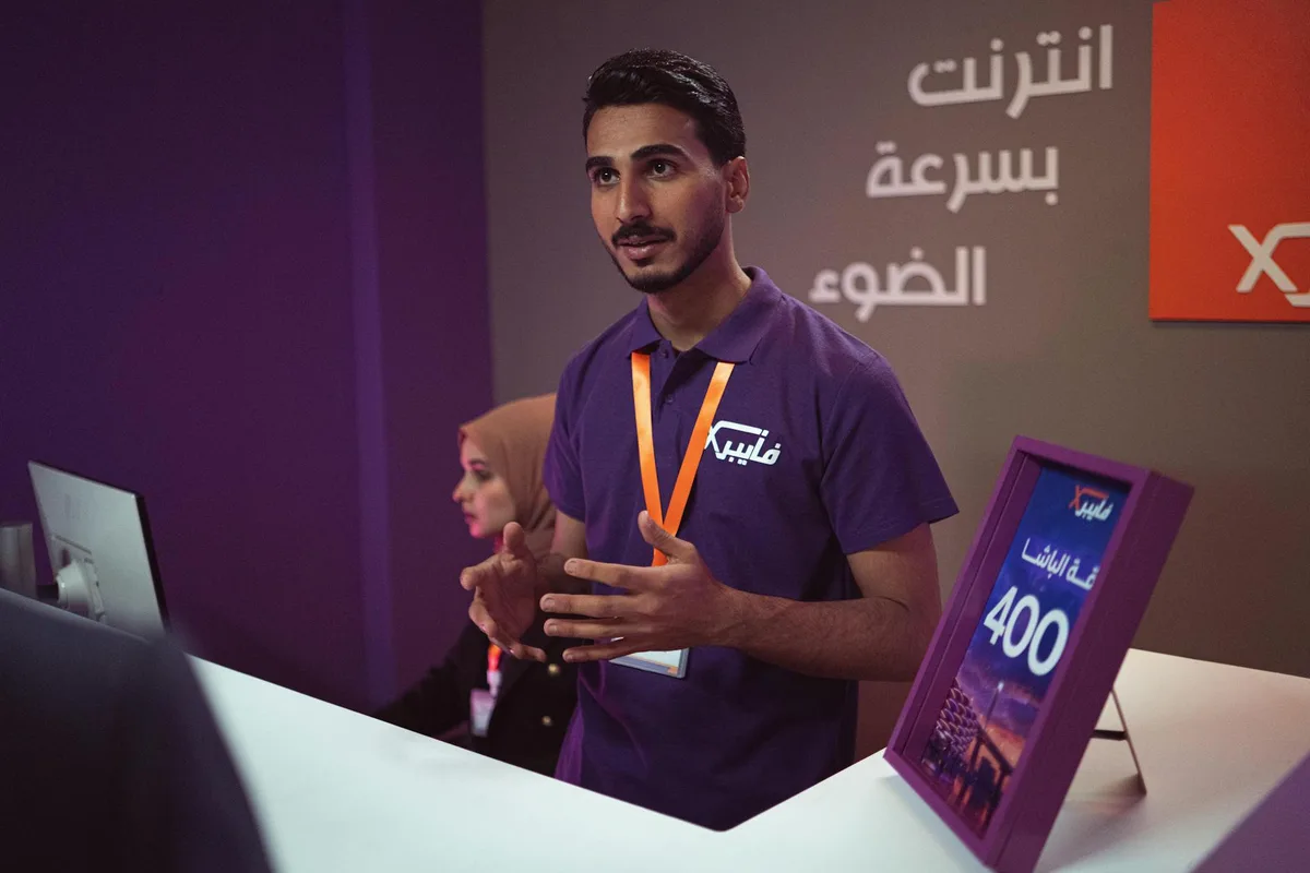 مستهلك يدفع عبر هاتفه الذكي باستخدام خدمة الدفع الآجل